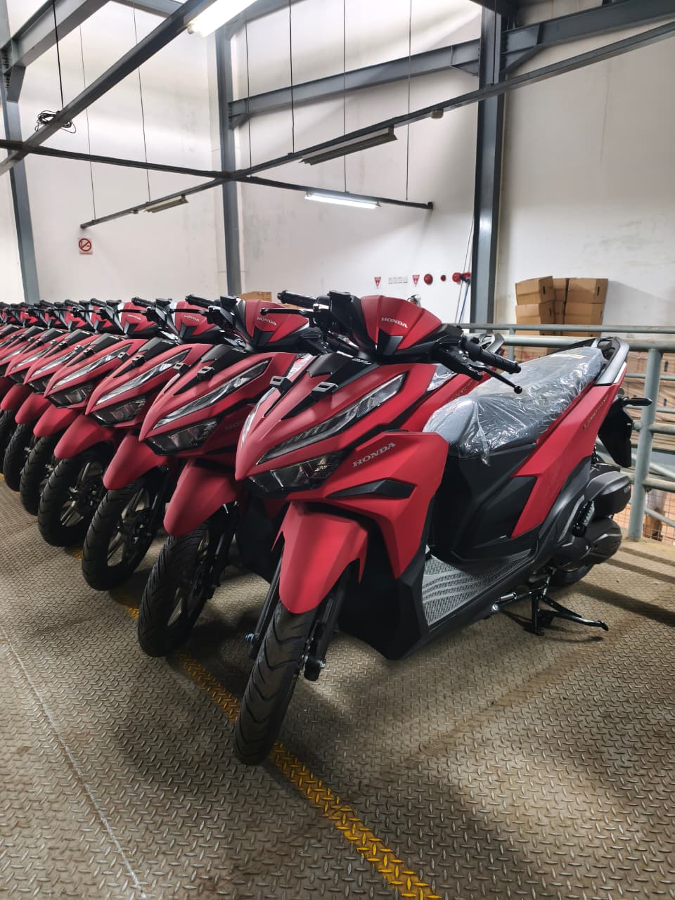 Deretan motor Honda Vario merah siap kirim di showroom Hasan CM Jaya