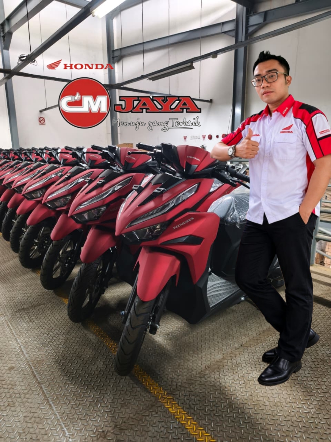 Sales Hasan CM Jaya berdiri di samping deretan motor Honda Vario merah
